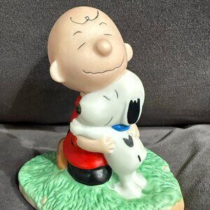 PEANUTS HALLMARK GALLERY CHARLIE BROWN/ SNOOPY FIGURE "HUGS"- BRAND NEW IN BOX